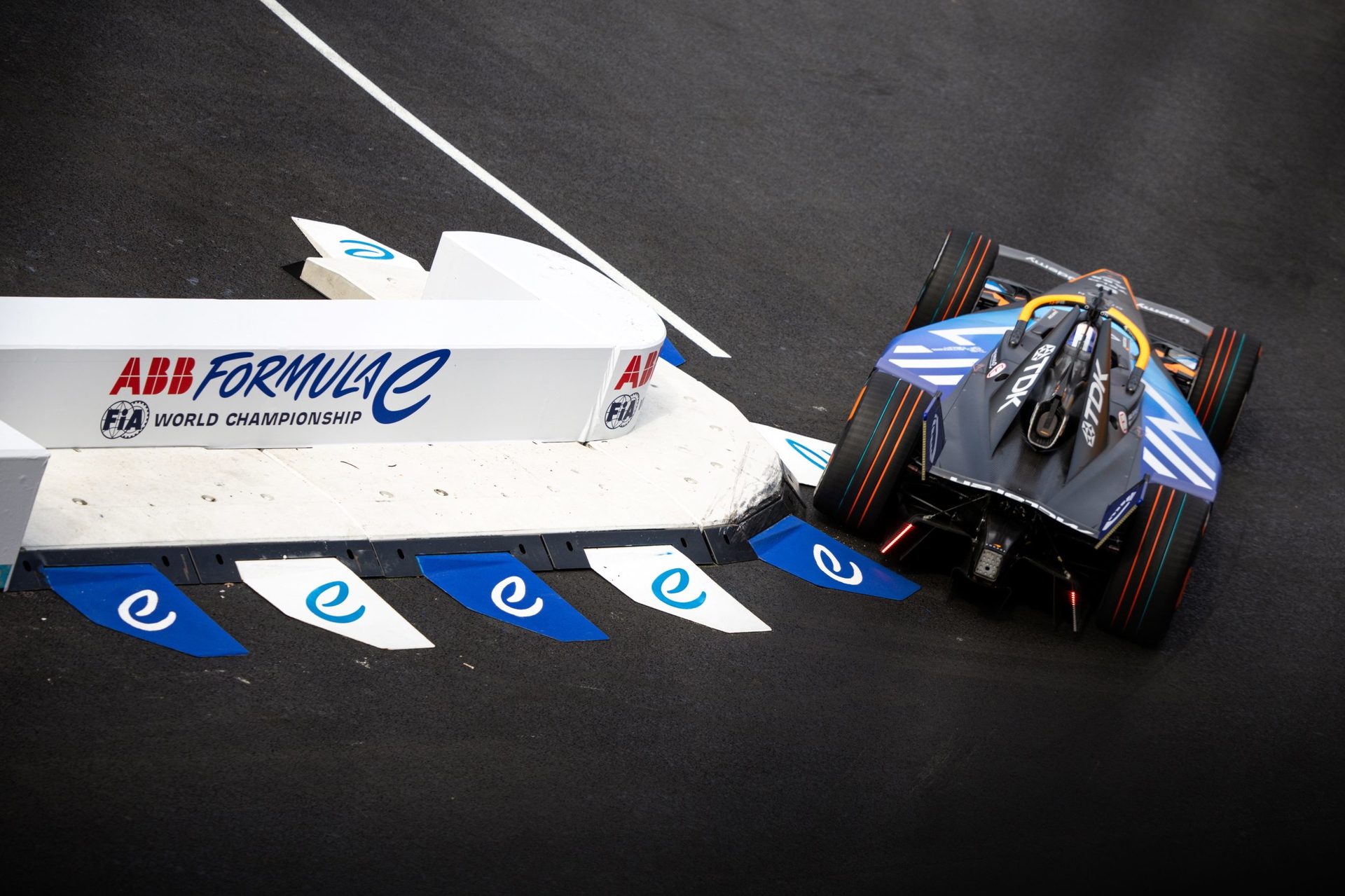 El coche de Fórmula E, en acción durante el ePrix de Londres 2025, destaca en su diseño aerodinámico.