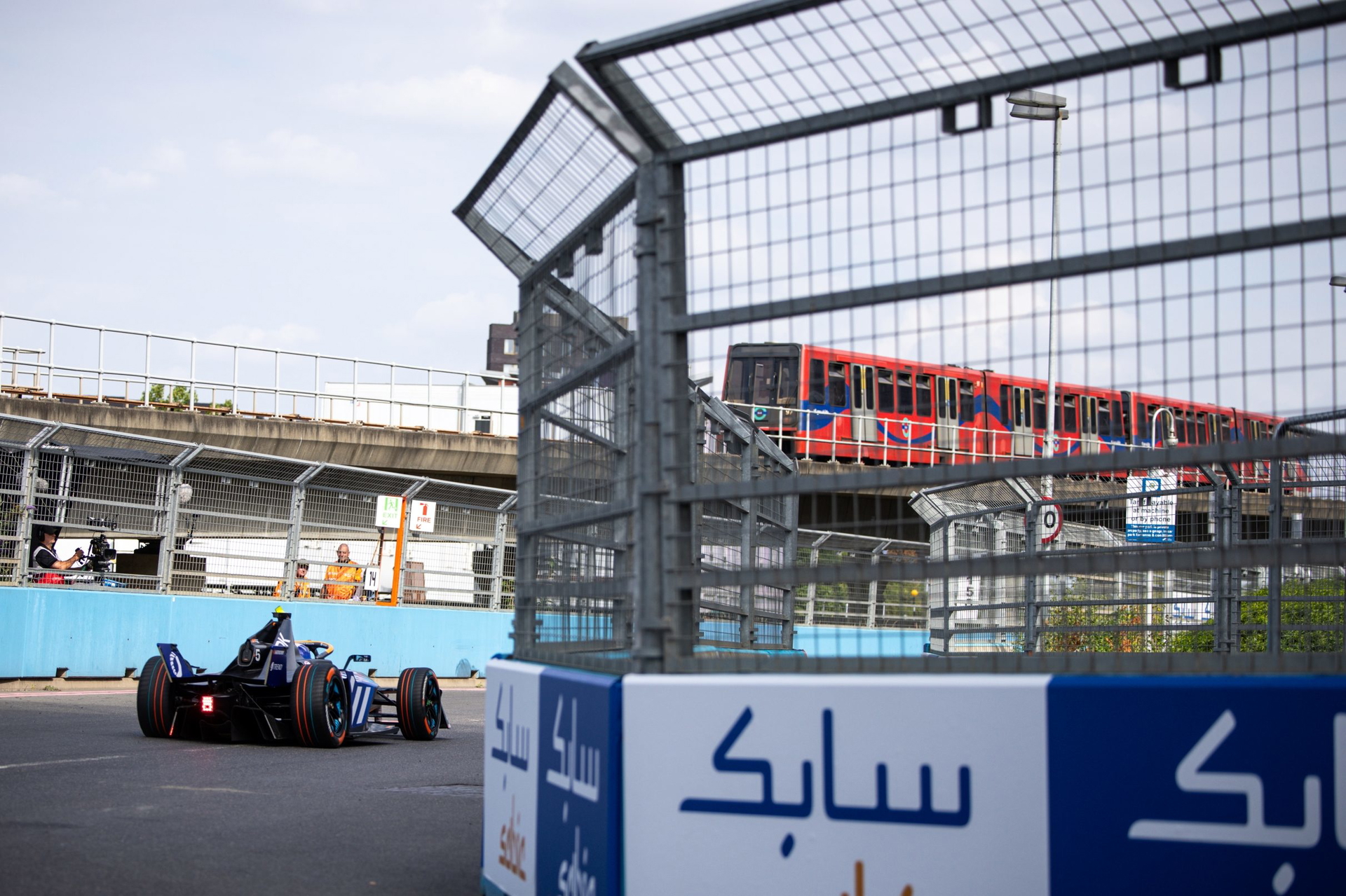 Un monoplaza de competición toma una curva en un circuito urbano, destacando su diseño aerodinámico.