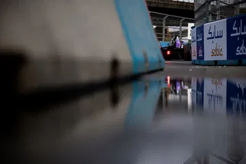 Un vistazo a la pista durante el E-Prix de Londres 2025, con un monoplaza en acción.