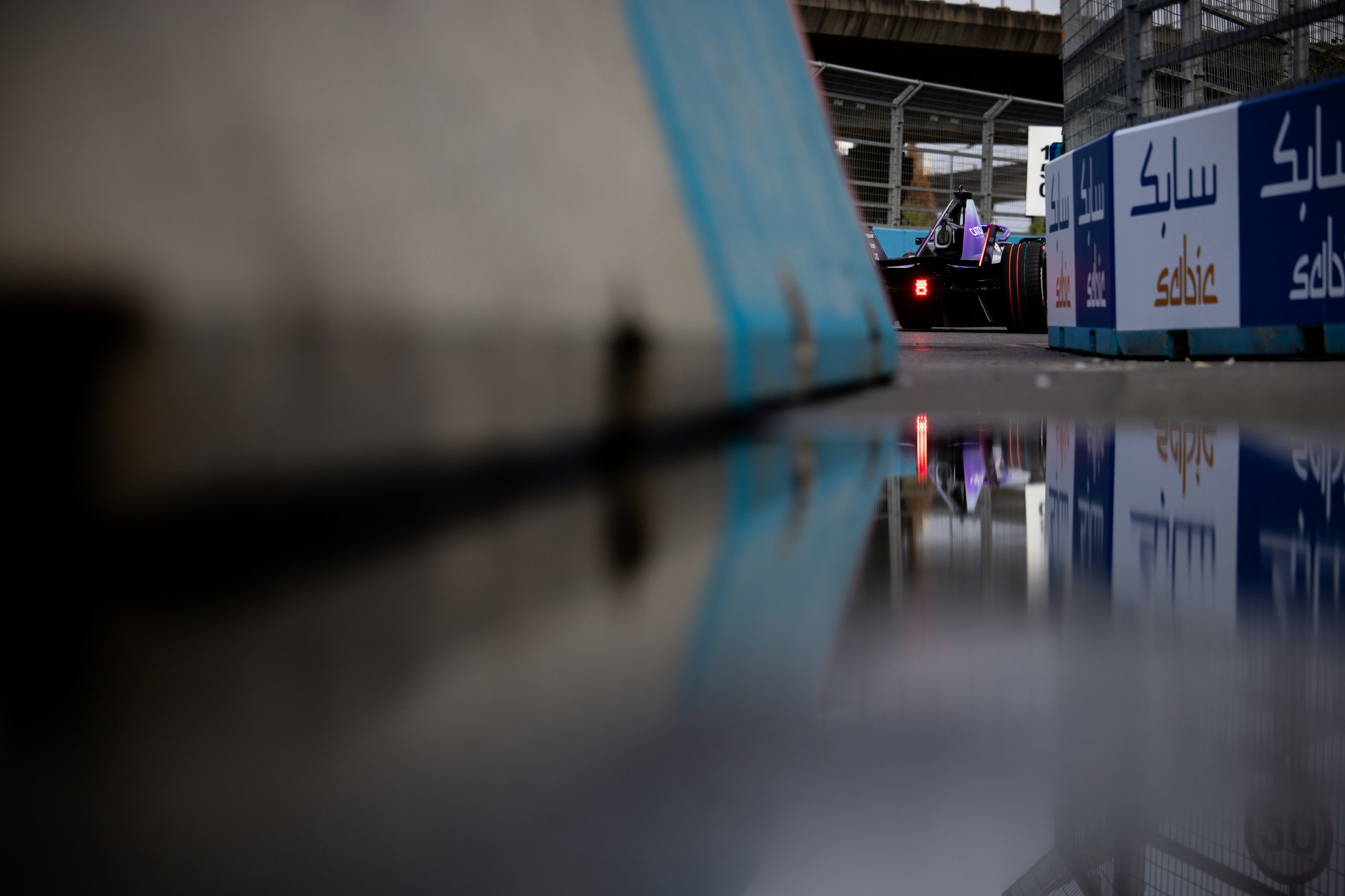 Un vistazo a la pista durante el E-Prix de Londres 2025, con un monoplaza en acción.