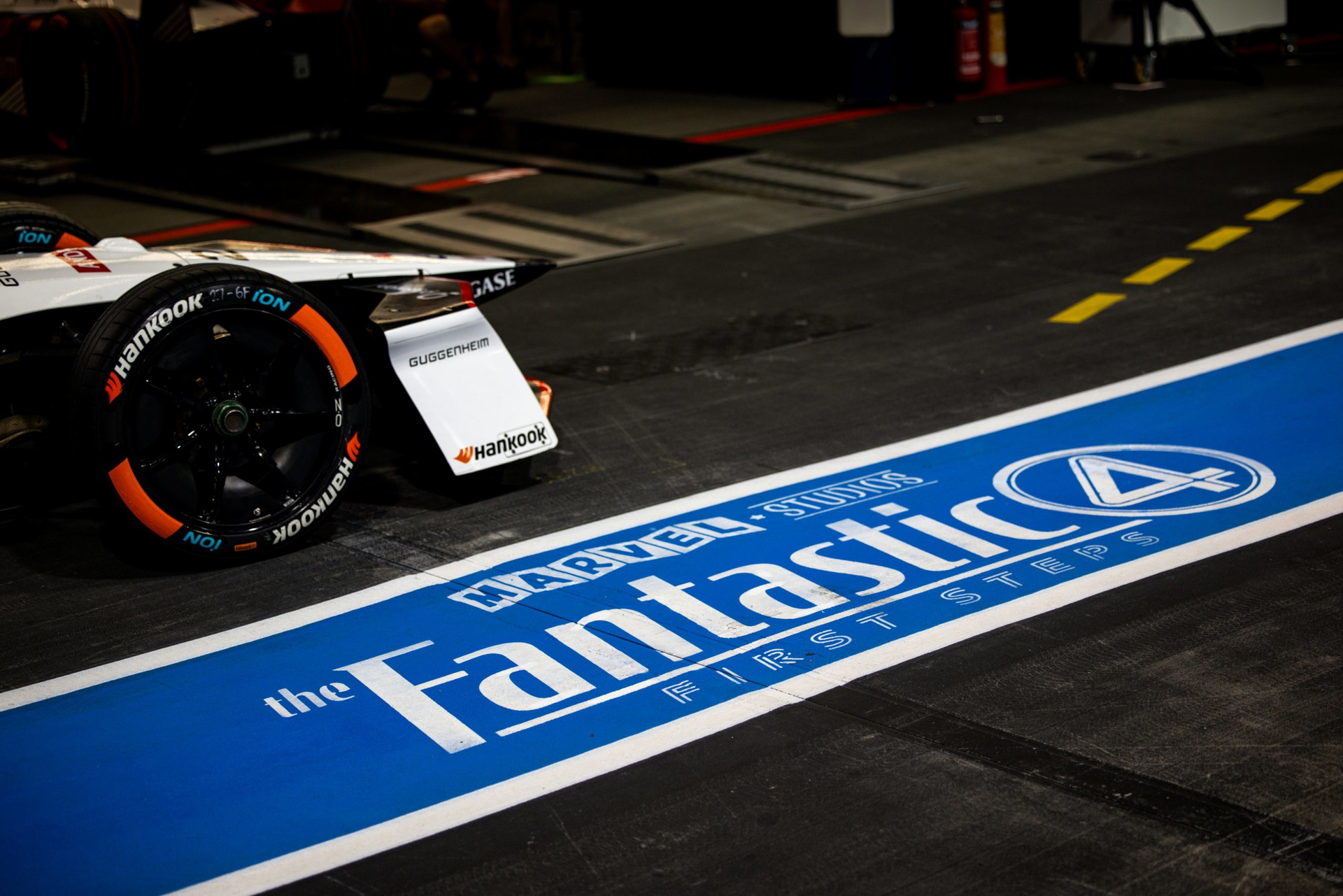 Presentación del coche de Fórmula E con detalles impactantes en el garaje.