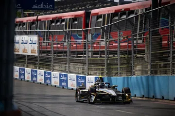 El coche de la competición destaca en el trazado urbano de Londres.