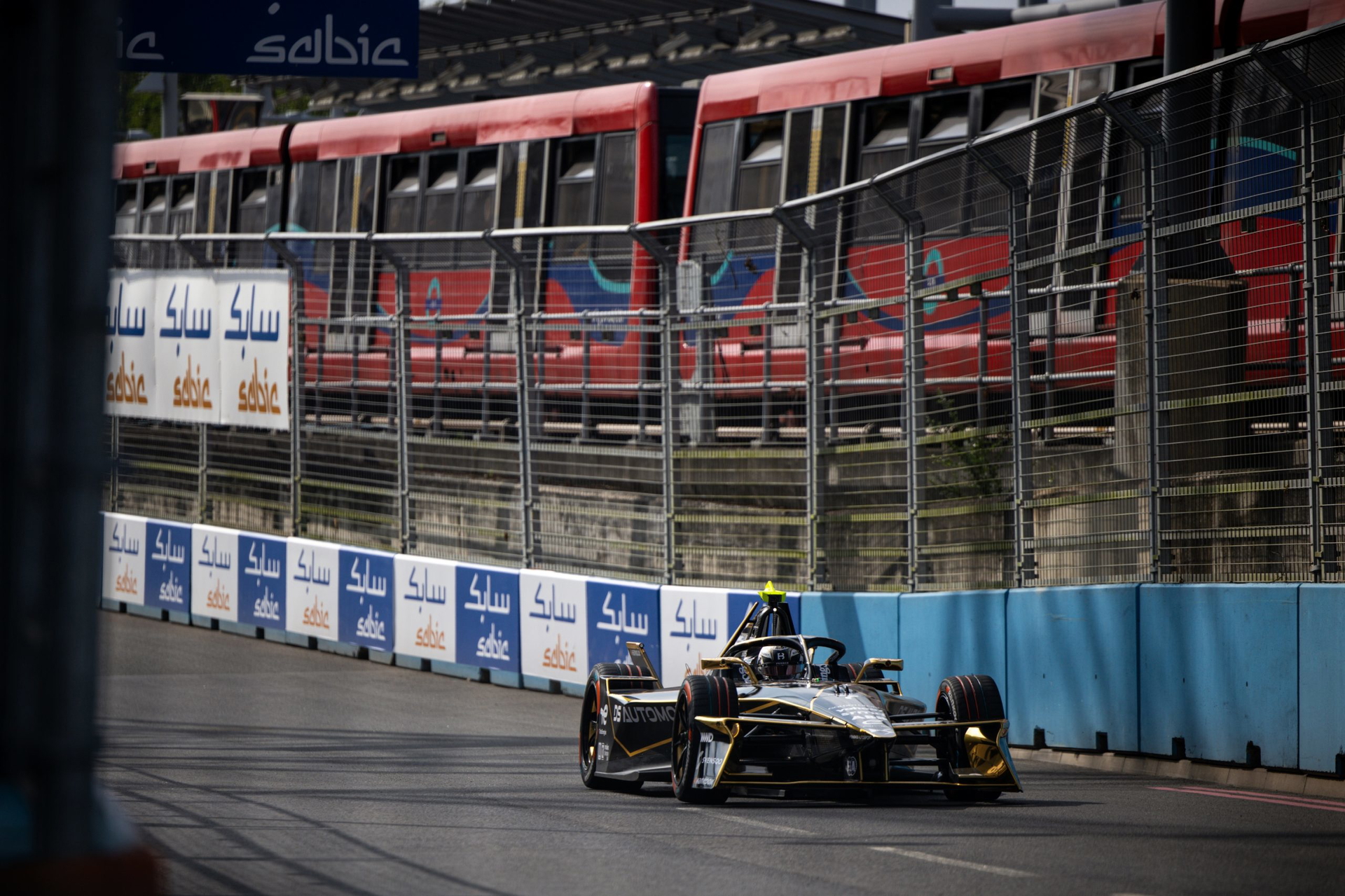 El coche de la competición destaca en el trazado urbano de Londres.