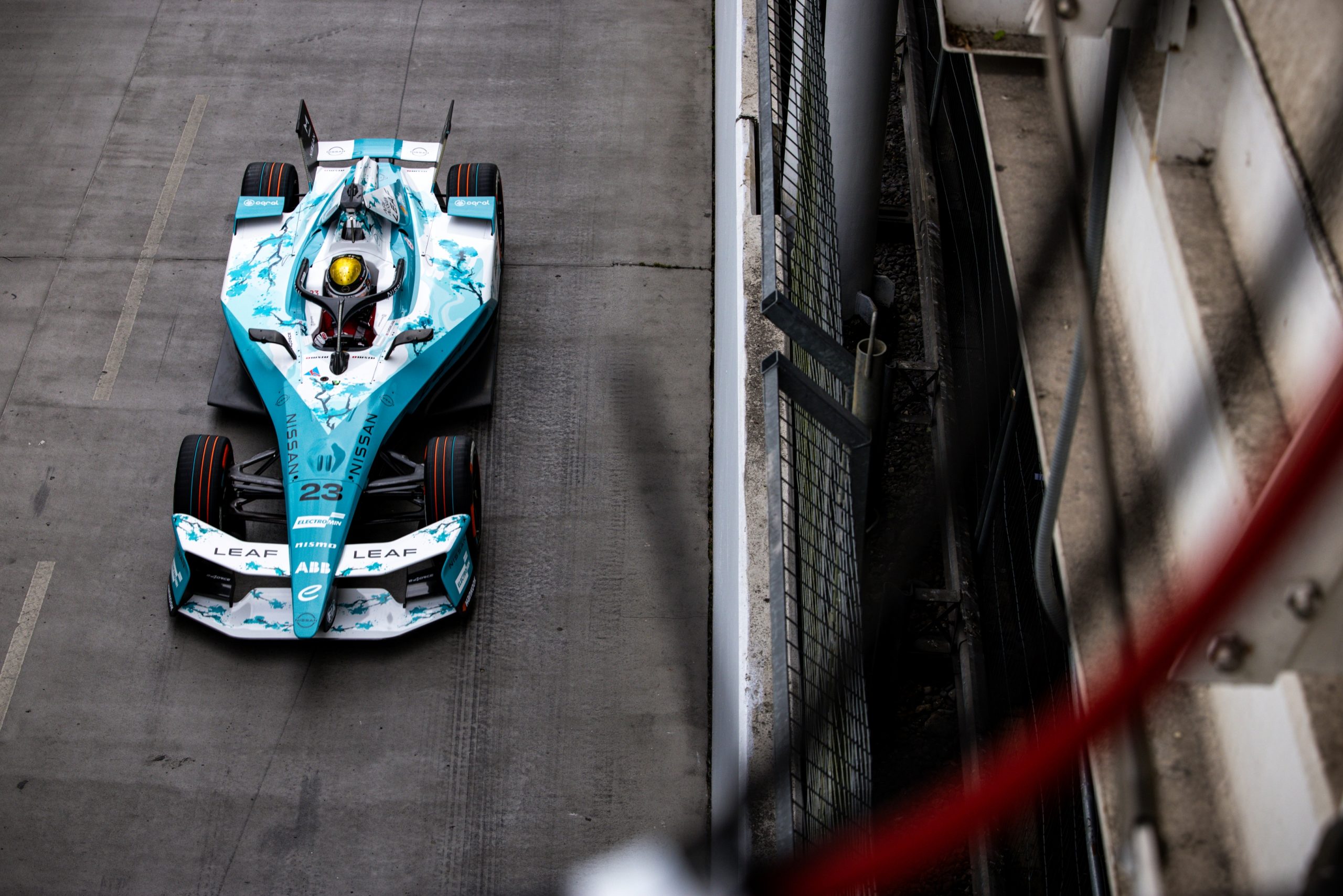 El DMC se destaca en el ePrix de Londres con un diseño aerodinámico impactante. El DMC se destaca en el ePrix de Londres con un diseño aerodinámico impactante.