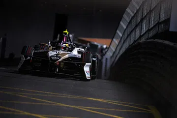 El monoplaza DMC muestra su aerodinámica en el circuito urbano.