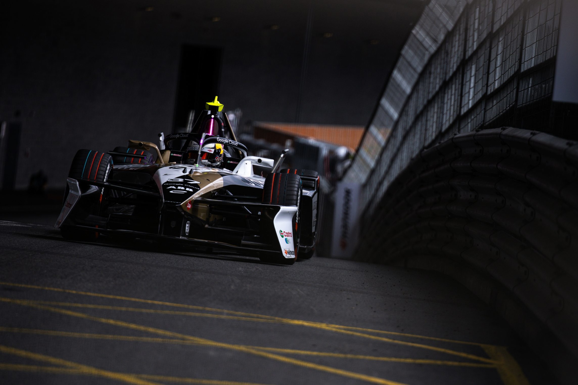 El monoplaza DMC muestra su aerodinámica en el circuito urbano.