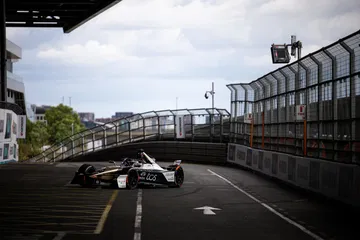 El coche de Fórmula E en plena acción en el circuito urbano de Londres.
