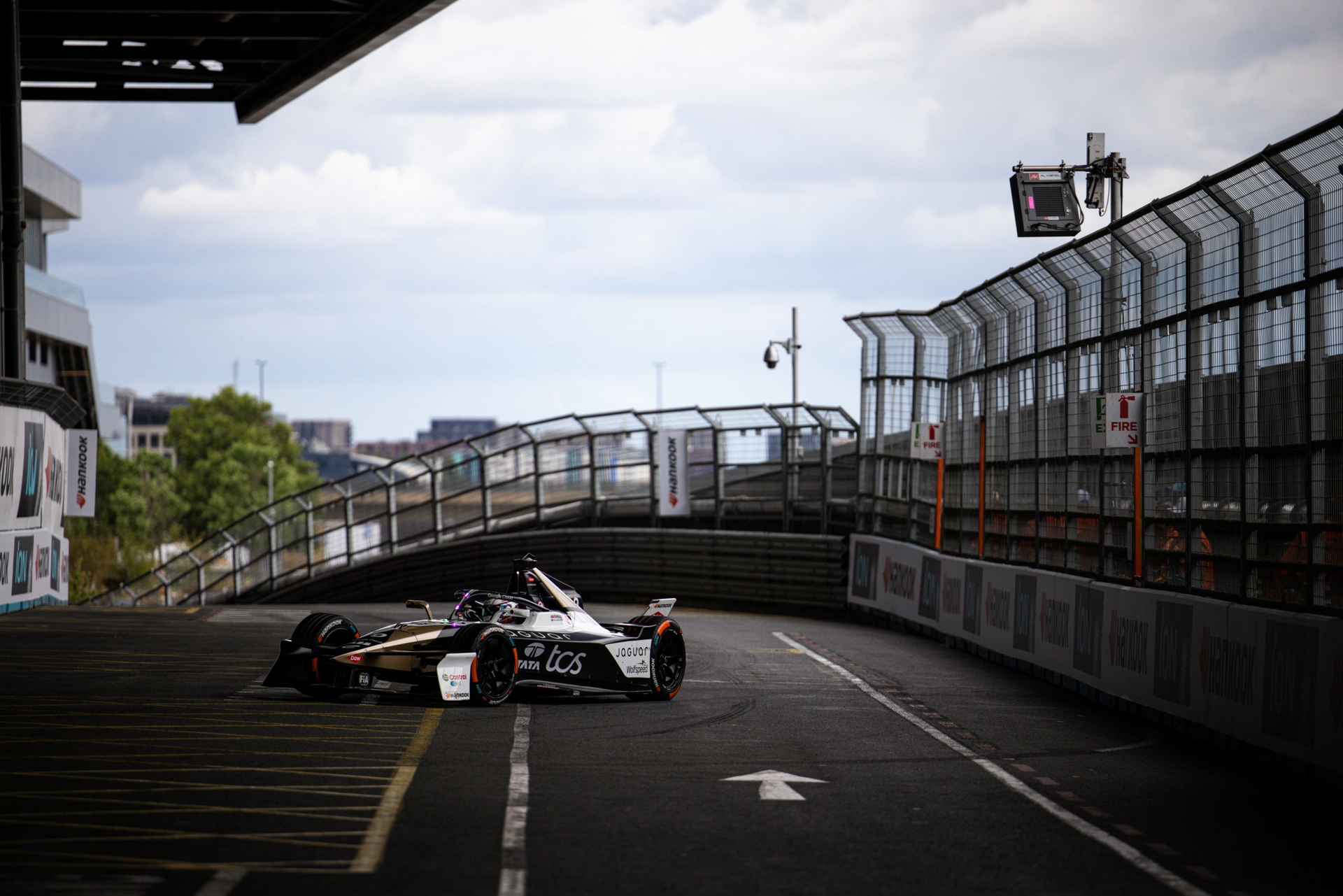 El coche de Fórmula E en plena acción en el circuito urbano de Londres.