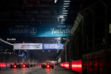 La alineación de monoplazas listos para la carrera en Londres 2025.