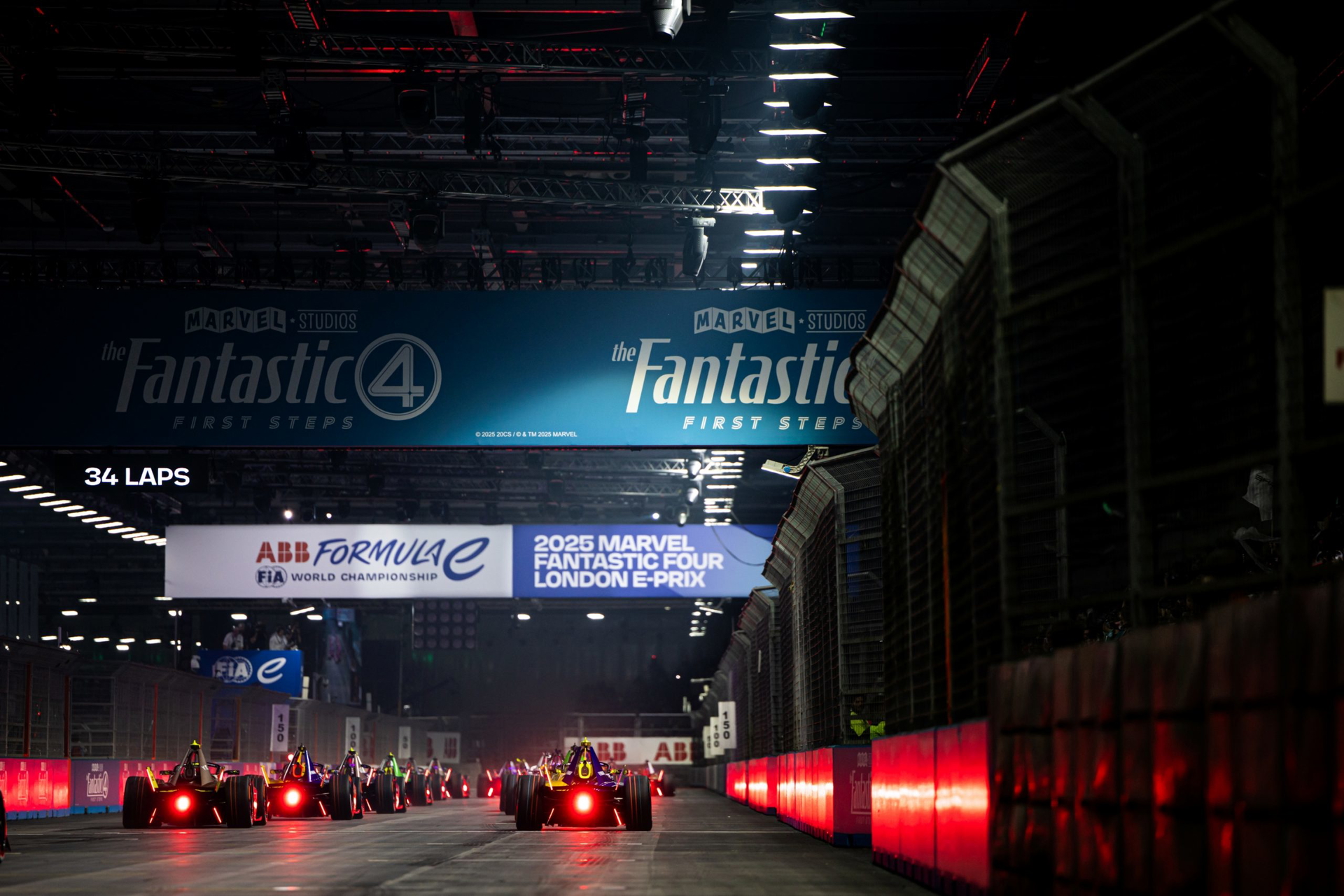 La alineación de monoplazas listos para la carrera en Londres 2025.