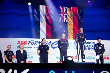 Pilotos y autoridades en el podio del E-Prix de Londres 2025.