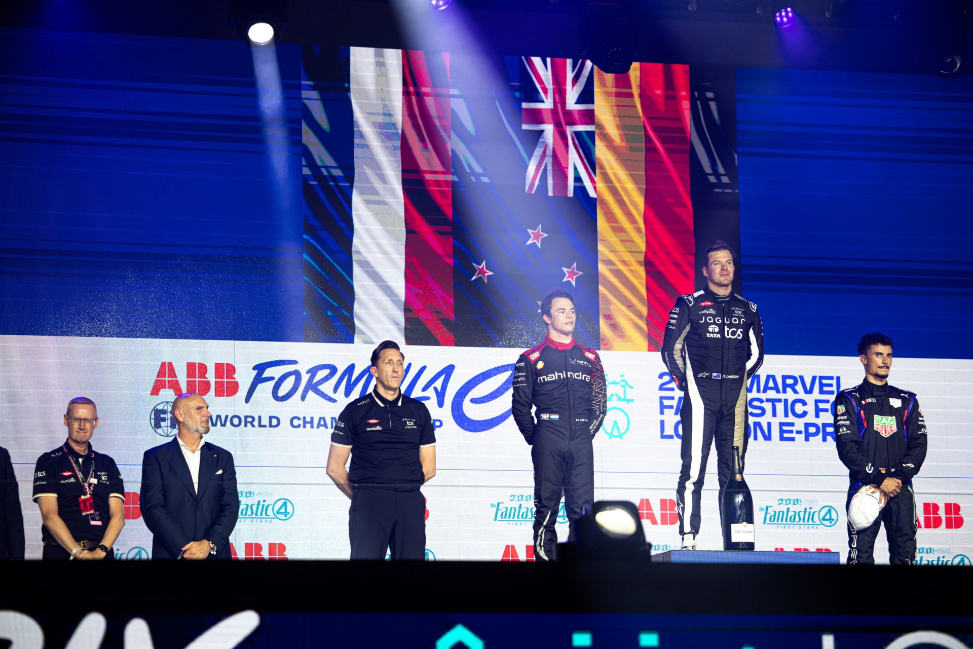 Pilotos y autoridades en el podio del E-Prix de Londres 2025.