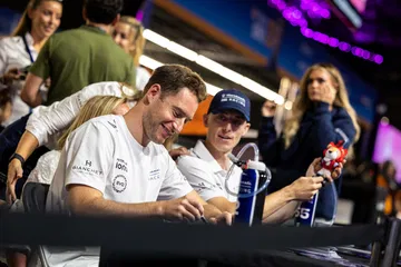 Pilotos del equipo DMC firmando autógrafos en el evento E-Prix de Londres.