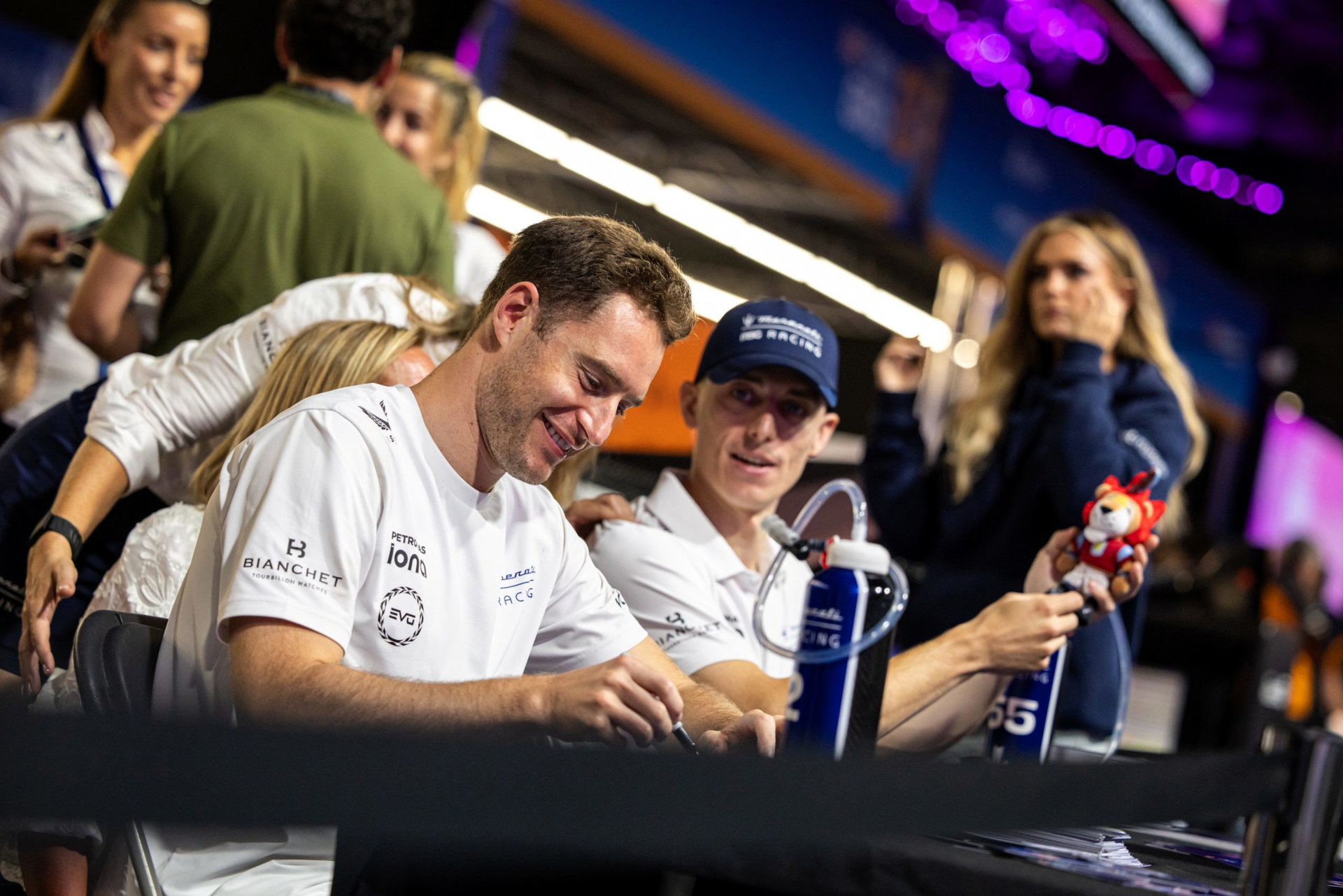 Pilotos del equipo DMC firmando autógrafos en el evento E-Prix de Londres.