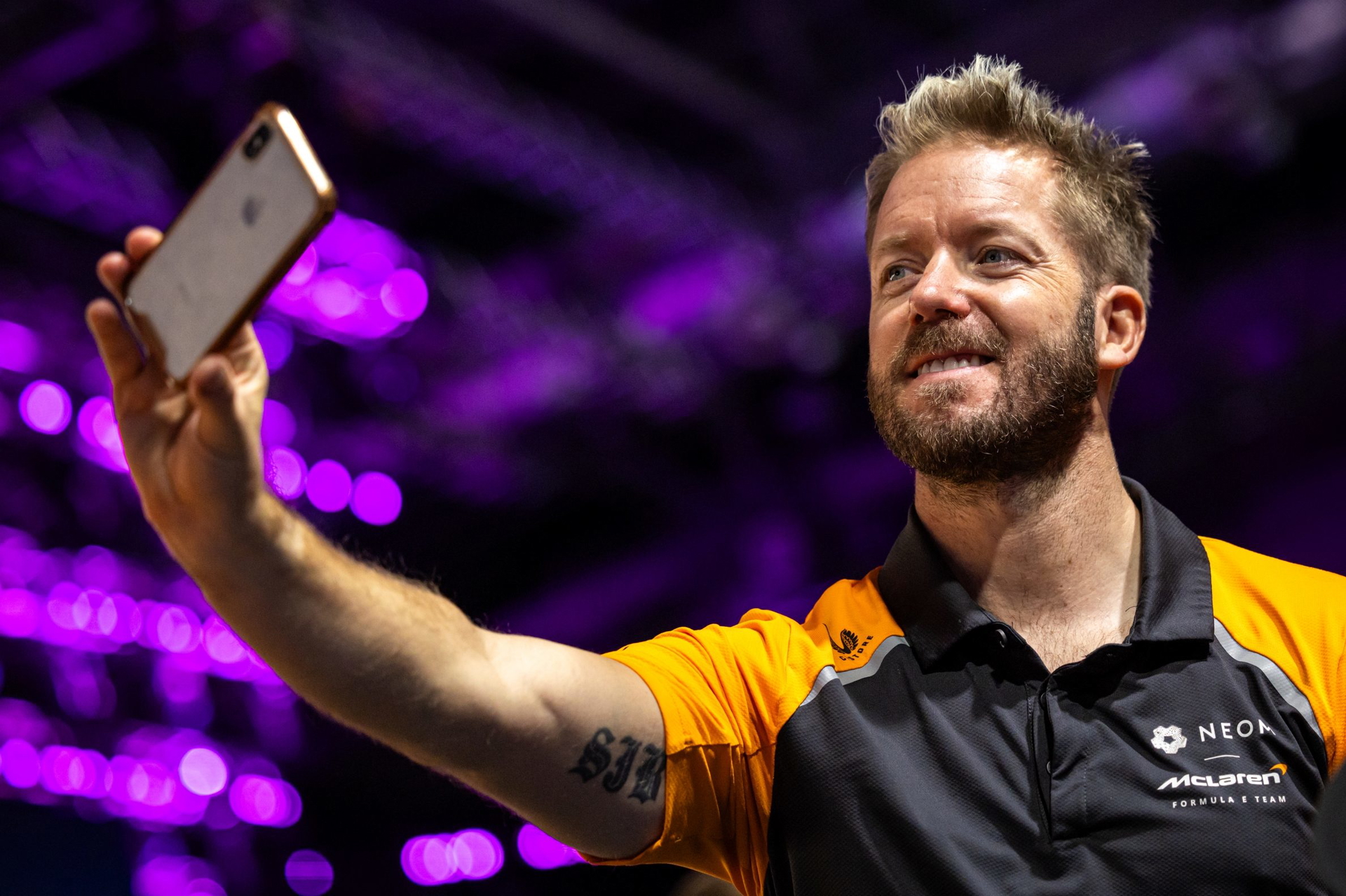 El equipo McLaren en un evento de Fórmula E, capturando momentos de conexión.