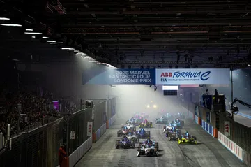 El inicio de la emocionante carrera de Fórmula E en Londres, un espectáculo eléctrico.