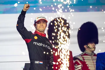 El piloto celebra un triunfo con fuegos artificiales en un evento eléctrico.