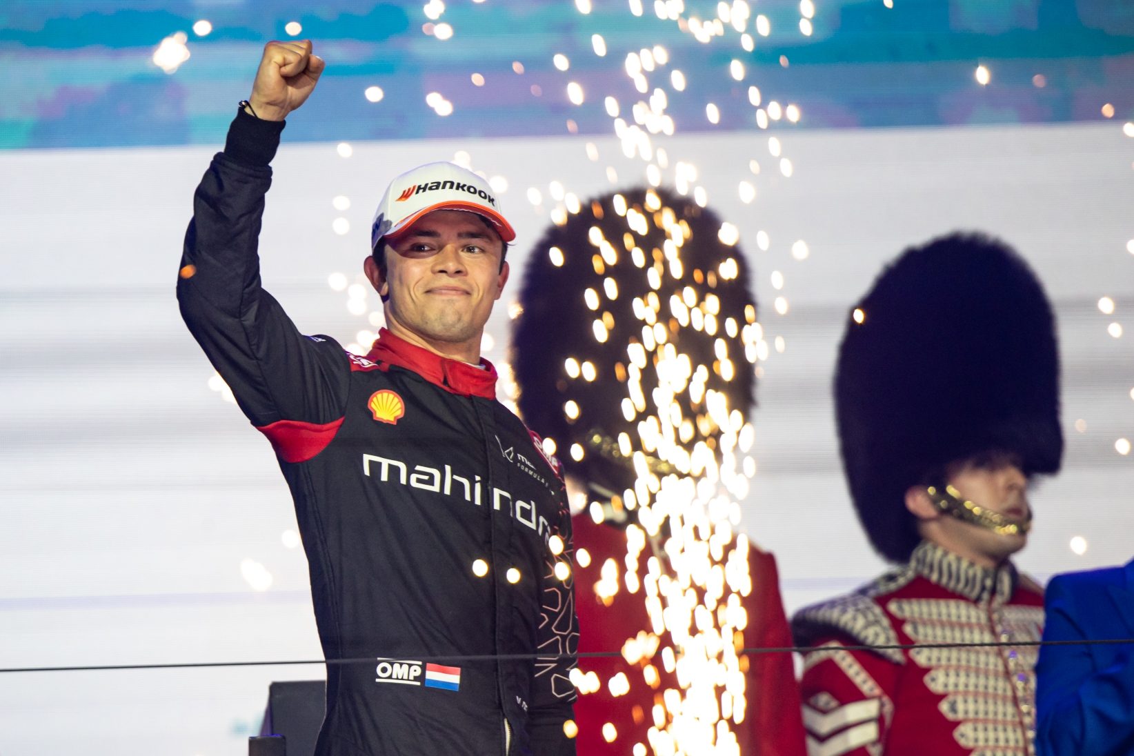 El piloto celebra un triunfo con fuegos artificiales en un evento eléctrico.