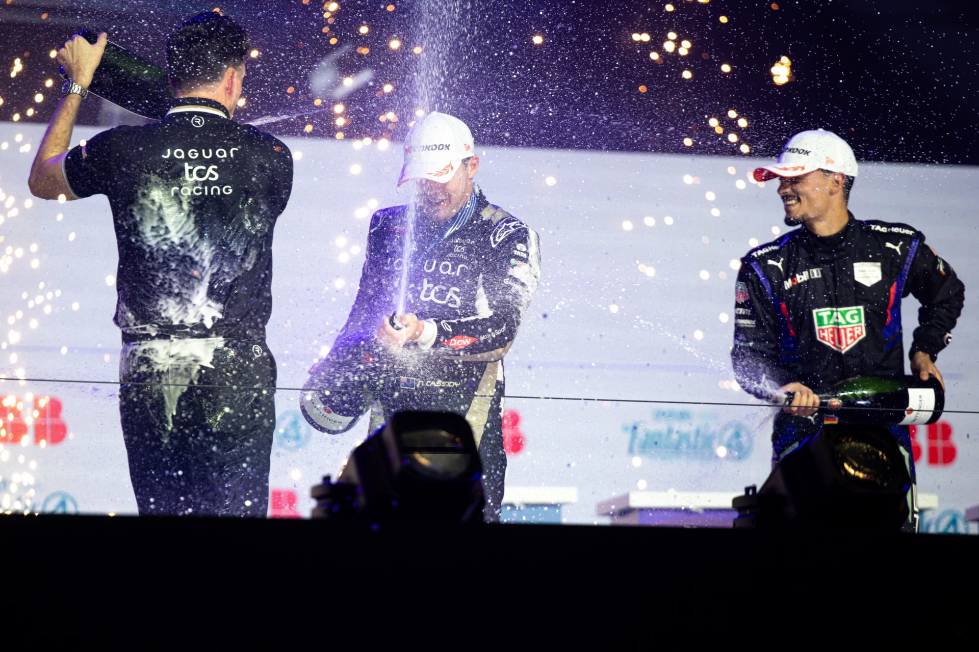 Celebración en el podio del ePrix de Londres 2025, destacando la emoción de la victoria.