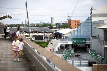 Una vista que captura la emoción del circuito en Londres, ideal para ver el rendimiento eléctrico.