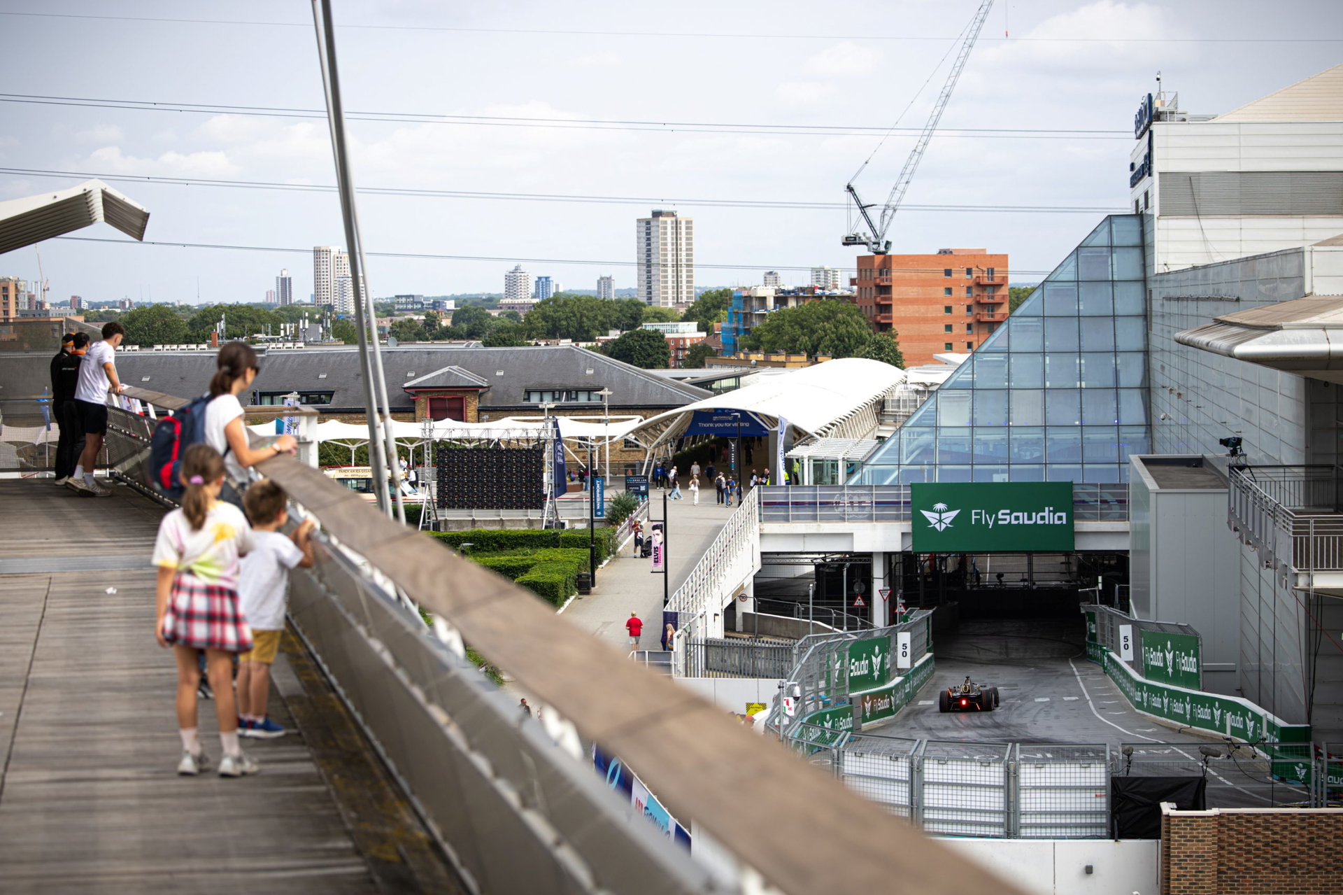 Una vista que captura la emoción del circuito en Londres, ideal para ver el rendimiento eléctrico.