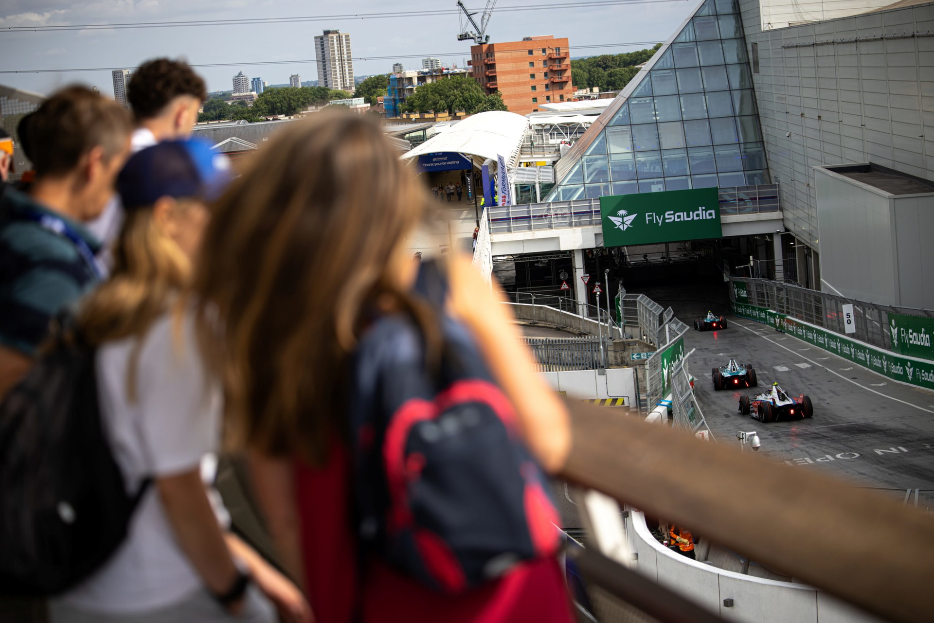 Una vista panorámica del E-Prix de Londres con coches eléctricos en acción.