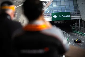 Vista de los asistentes observando la carrera en Londres 2025.