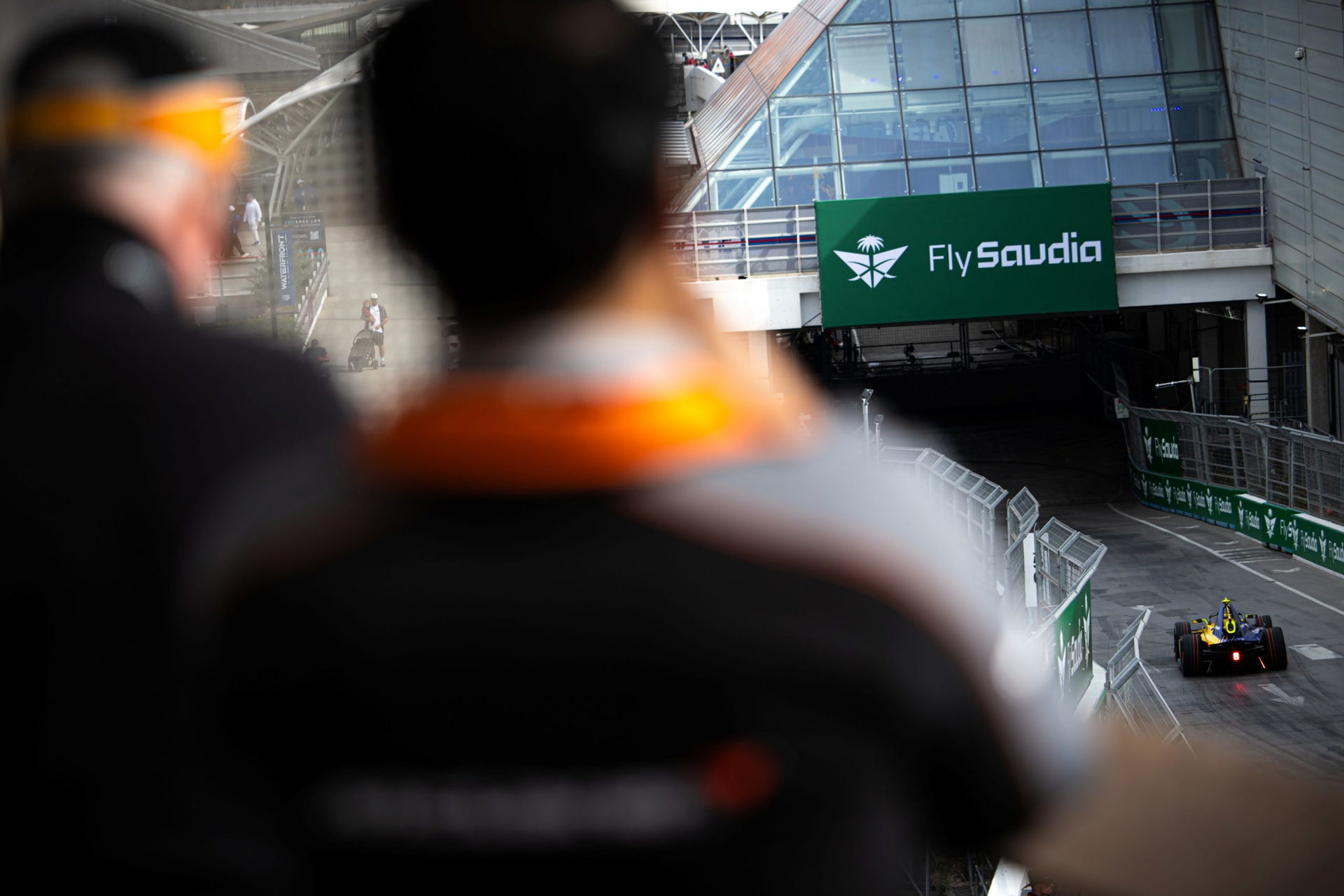 Vista de los asistentes observando la carrera en Londres 2025.