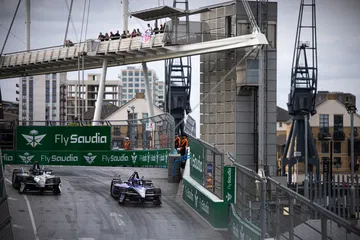 Dos monoplazas de Formula E compitiendo en Londres, una escena vibrante del E-Prix.