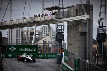 Un monoplaza compitiendo en el E-Prix de Londres, destacando la emoción de la Fórmula E.