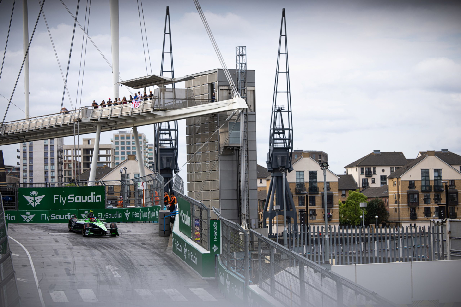 El DMC se desliza por las calles de Londres, mostrando su elegancia y potencia en el ePrix.