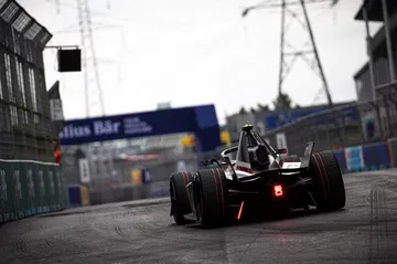 Monoplaza eléctrico de competición en acción durante el ePrix de Londres.