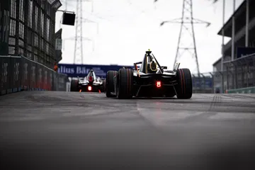 Coches de competición en plena acción en el circuito urbano de Londres.