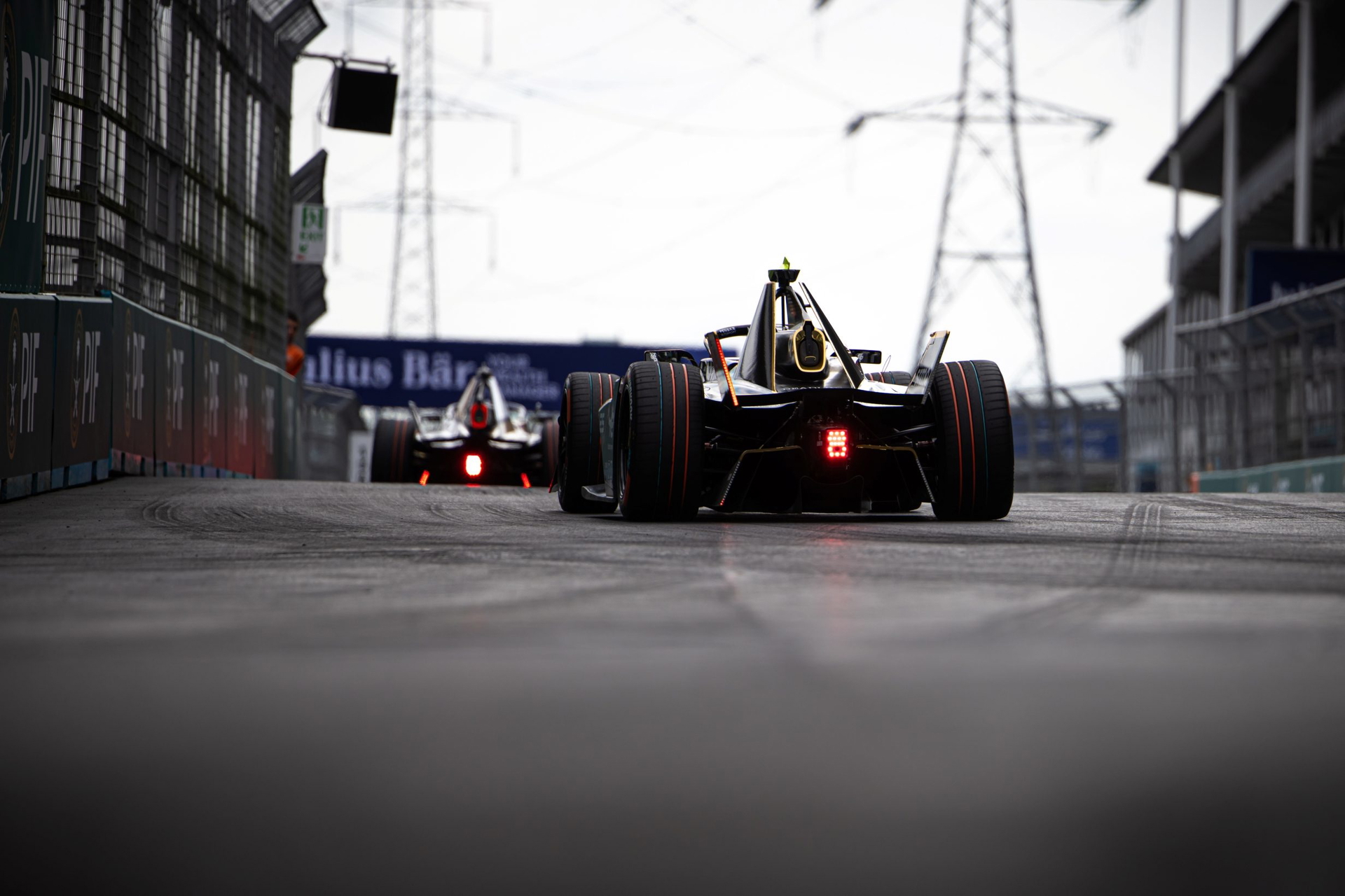 Coches de competición en plena acción en el circuito urbano de Londres.