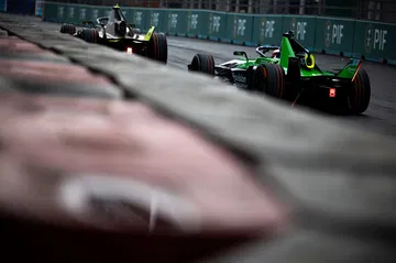 Dos coches de DMC compiten en el E-Prix de Londres 2025 bajo la lluvia.