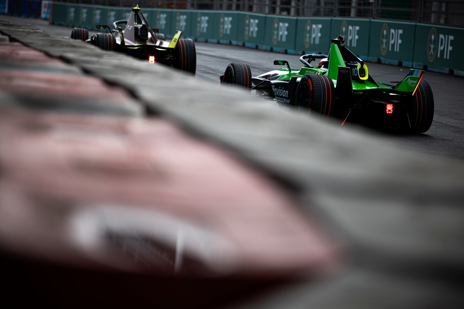 Dos coches de DMC compiten en el E-Prix de Londres 2025 bajo la lluvia.