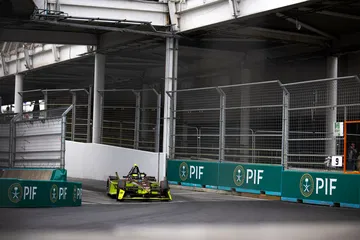 Monoplaza de competición eléctrico en acción, mostrando su diseño aerodinámico.