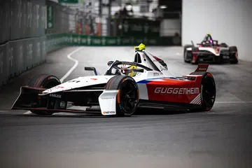 Coche de carreras eléctrico en acción en Londres 2025, destacando su diseño aerodinámico.