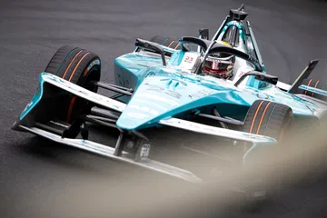 Coche de Fórmula E de DMC en acción durante la carrera.