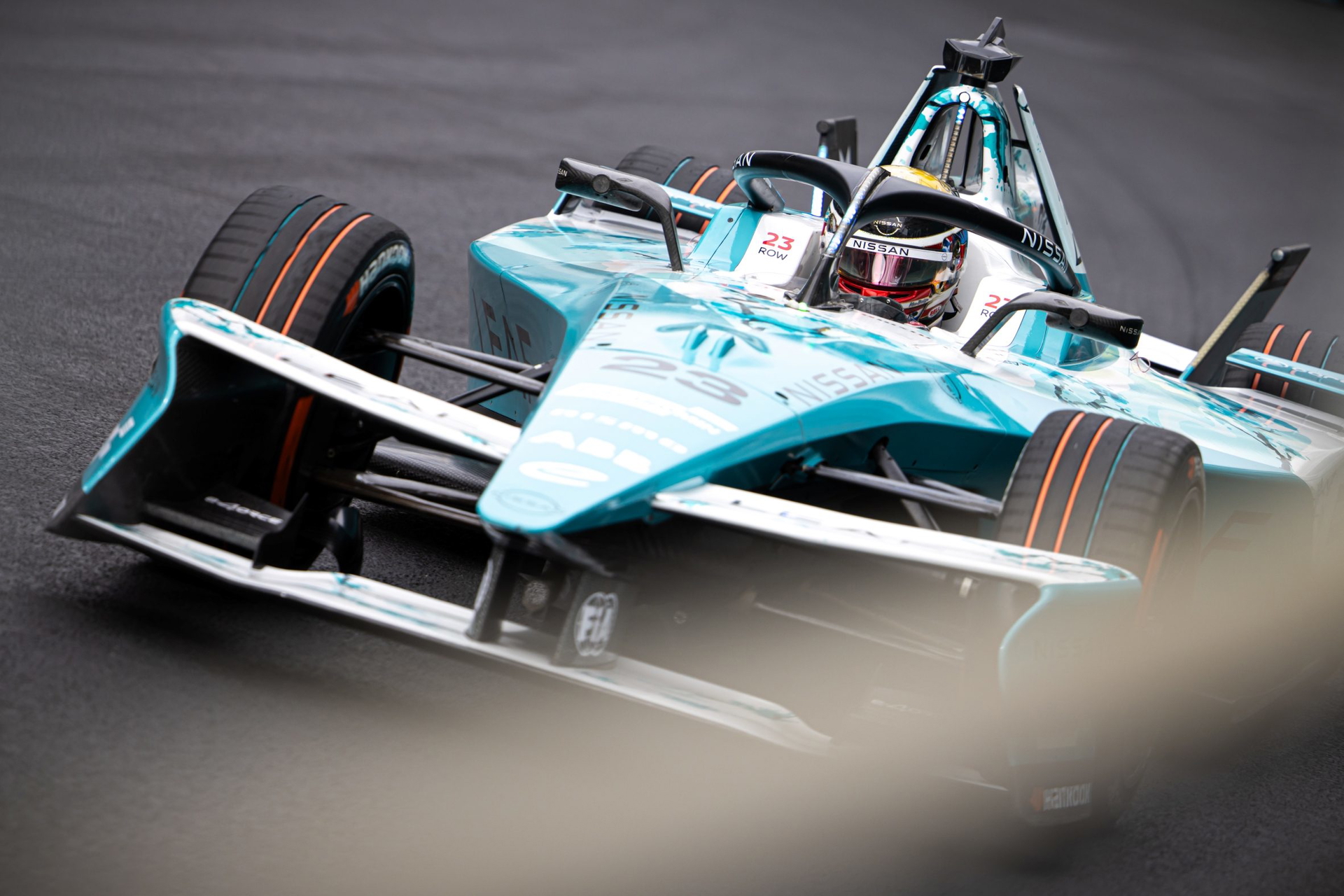 Coche de Fórmula E de DMC en acción durante la carrera.