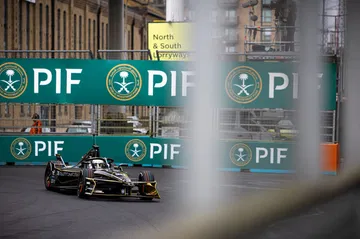 El coche eléctrico DMC compite en las calles de Londres, mostrando su diseño aerodinámico.