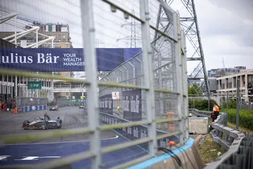 Competencia eléctrica en las calles de Londres, donde la adrenalina se siente al máximo.