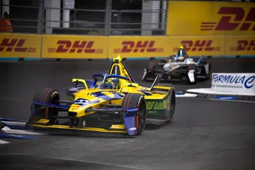 El coche de Formula E, destacado por su aerodinámica y colorido, compite en Londres.