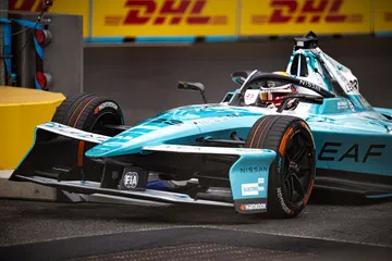 Coche de competición eléctrico en acción durante el ePrix de Londres.