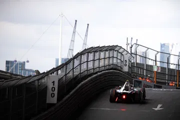 El vehículo eléctrico compite en el circuito urbano de Londres, mostrando su diseño ágil y tecnológico.