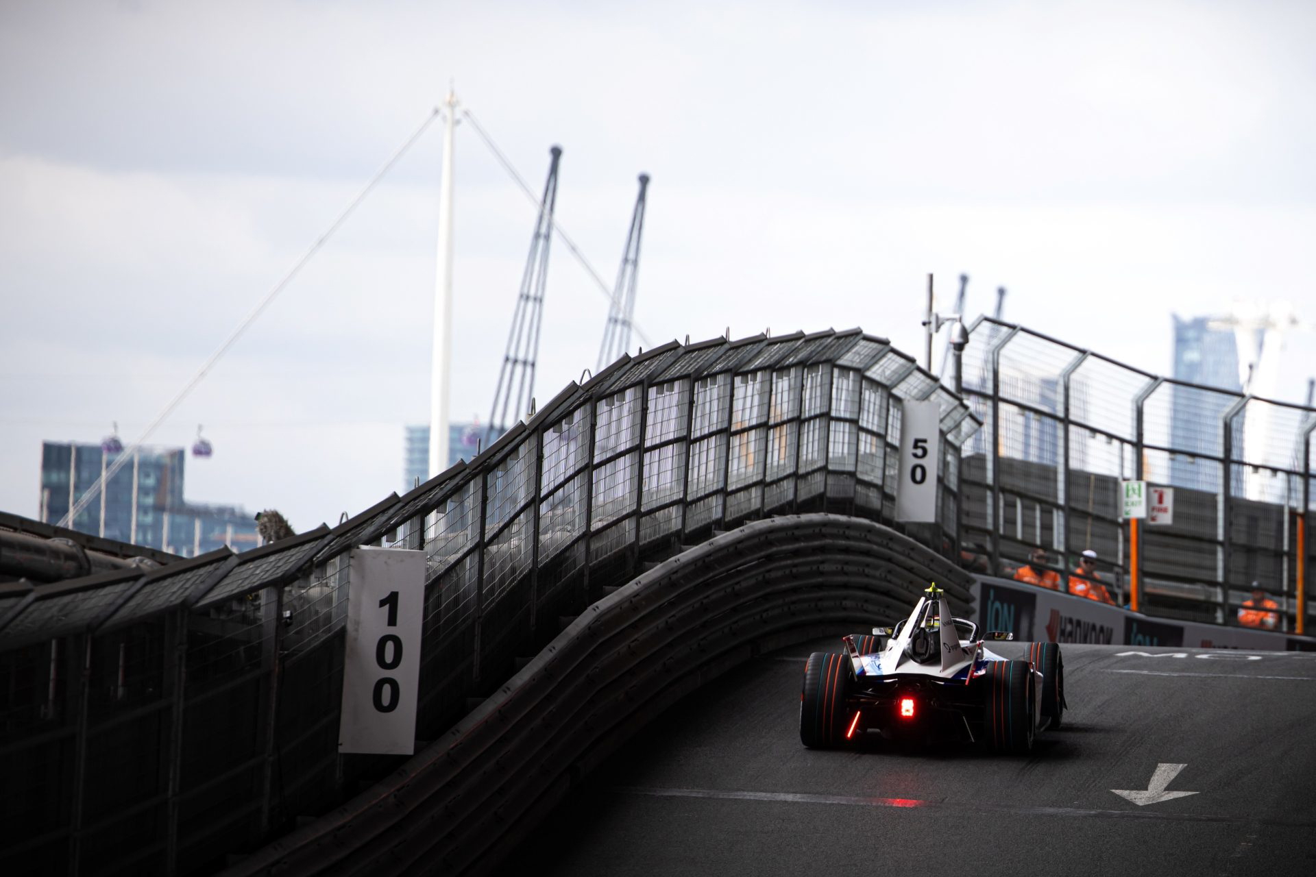 El vehículo eléctrico compite en el circuito urbano de Londres, mostrando su diseño ágil y tecnológico.