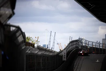 Vista de una curva en el E-Prix de Londres, destacando la intensidad del evento eléctrico.