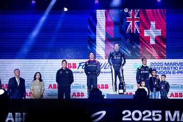 Podio del E-Prix de Londres 2025 con pilotos y trofeos.
