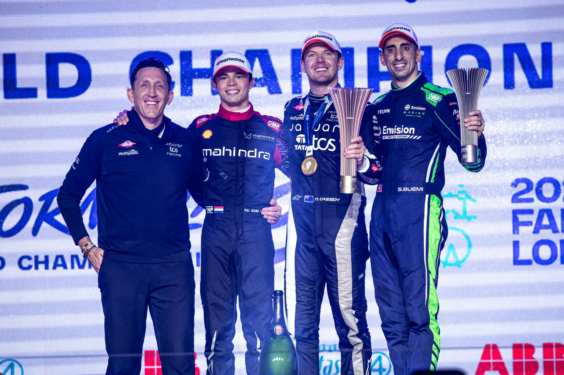 Pilotos celebran en el podio tras emocionante carrera en Londres.