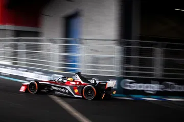 El coche de carrera de Mahindra compite en el E-Prix de Londres.